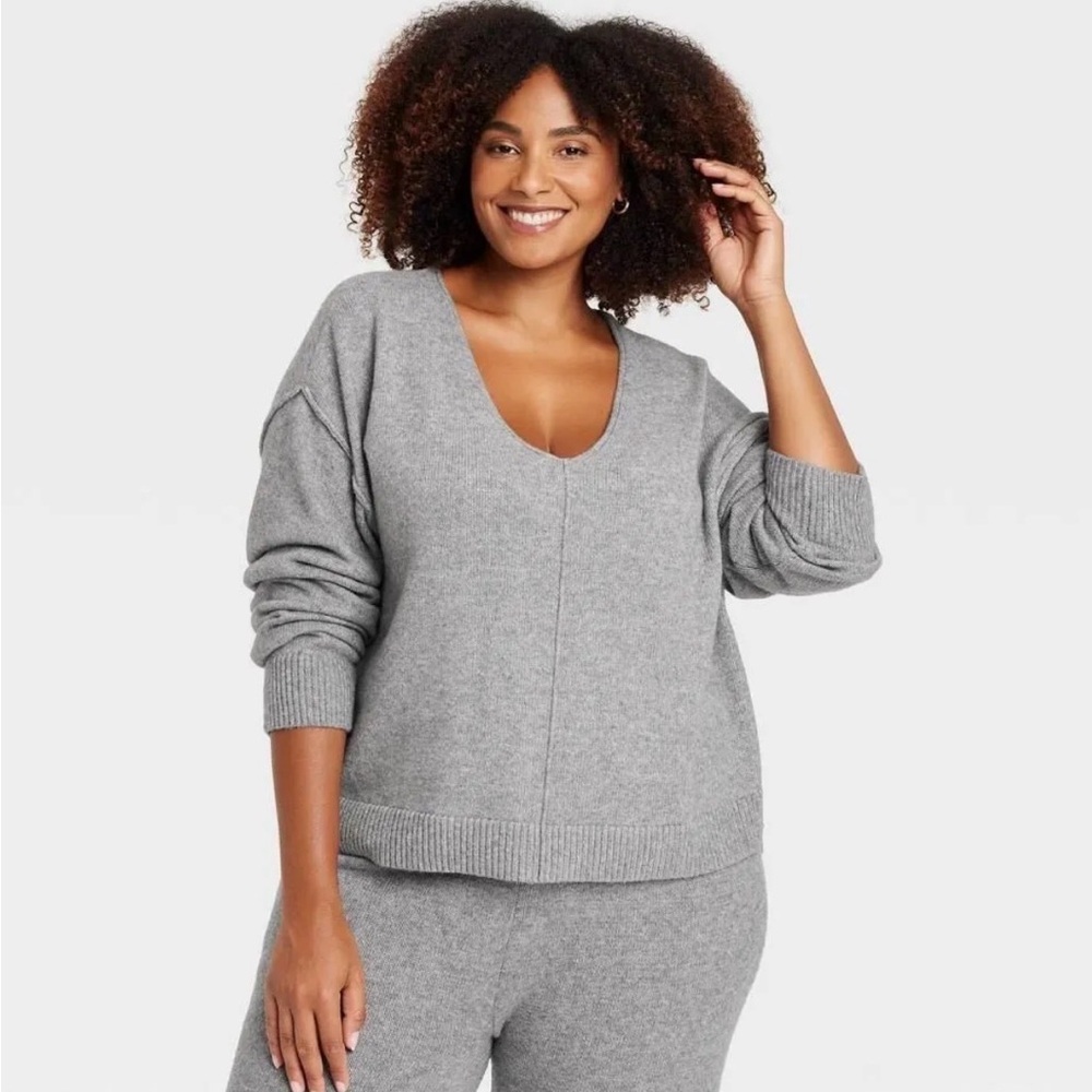 Auden Women's Soft Gray V-Neck Sweater